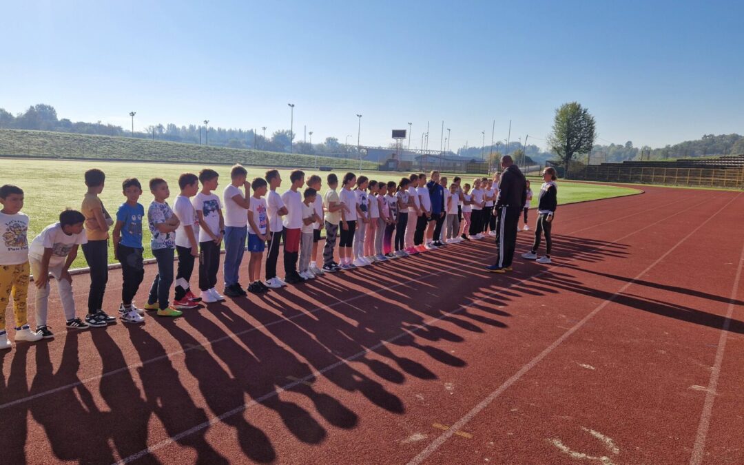 Učenici četvrtih razreda na atletici