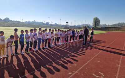 Učenici četvrtih razreda na atletici