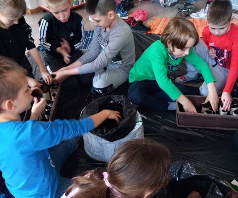 2. b na radionici „Knjižnica i vrt“