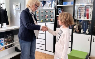 Učenici 2. b razreda primili pohvalnice za pročitane lektire